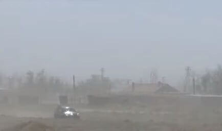 Поселок под Оренбургом не видно из-за строительной пыли