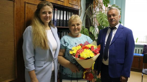 Глава администрации поселения Киевский поздравил Черкас Л.А
