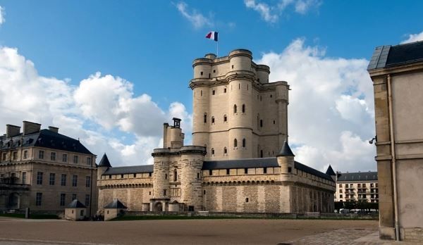 Министерство ВС Франции считает неправомерными действия администрации Венсенского замка в инциденте с российскими туристами