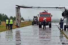 Самолет с поврежденным крылом совершил аварийную посадку в Иркутской области