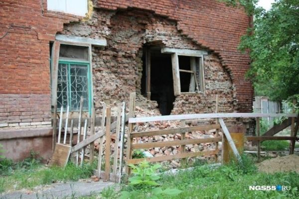 Стена жилого дома обрушилась в российском городе