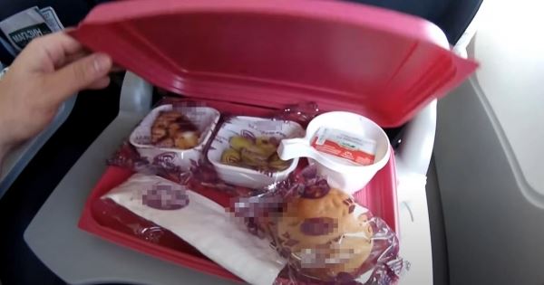 Туристам сообщили, почему они никогда не должны есть бесплатные булочки в самолете