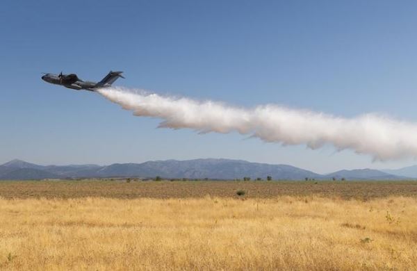 Airbus испытывает транспортный самолет A400M для пожаротушения