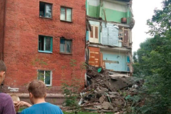 Стена жилого дома обрушилась в российском городе